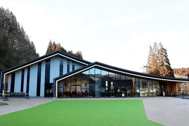 新版1000日元纸币“北里柴三郎”的正面和在他的出生地建造的纪念馆