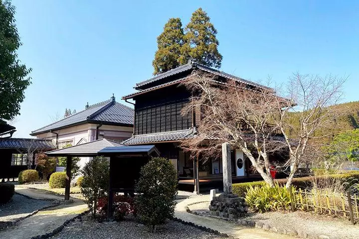 新版1000日元纸币“北里柴三郎”的正面和在他的出生地建造的纪念馆