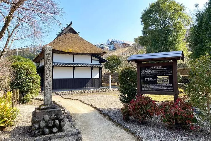 新版1000日元纸币“北里柴三郎”的正面和在他的出生地建造的纪念馆