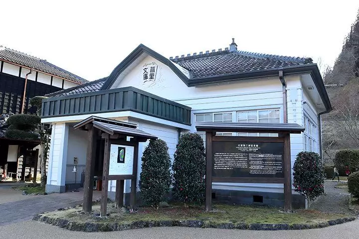 新版1000日元纸币“北里柴三郎”的正面和在他的出生地建造的纪念馆