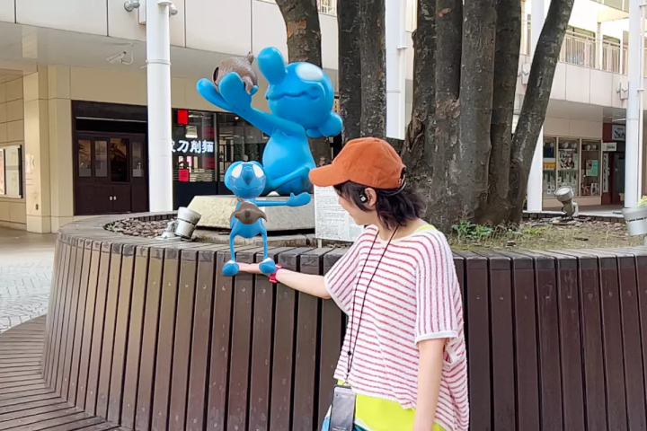 ด้วยการใช้ฟังก์ชันภาพถ่าย AR ของสมาร์ทโฟน คุณสามารถวางงานไว้บนมือและถ่ายภาพที่ระลึกได้ 