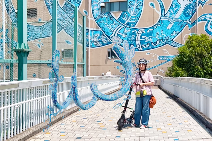 ด้วยฟังก์ชัน AR คุณยังสามารถถ่ายภาพที่ระลึกพร้อมกับผลงานที่ดูเหมือนโผล่ออกมาจากผนังได้ 