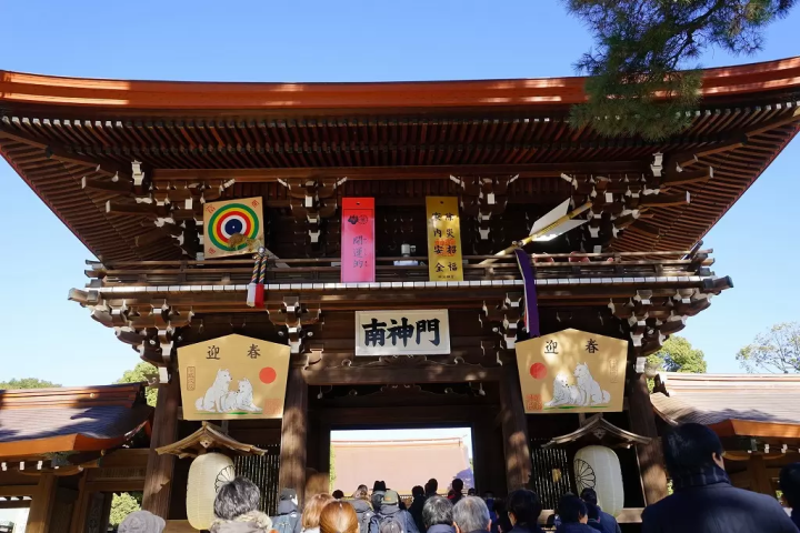 Hatsumode: Usher in Good Luck at a Shrine or Temple on New Year’s