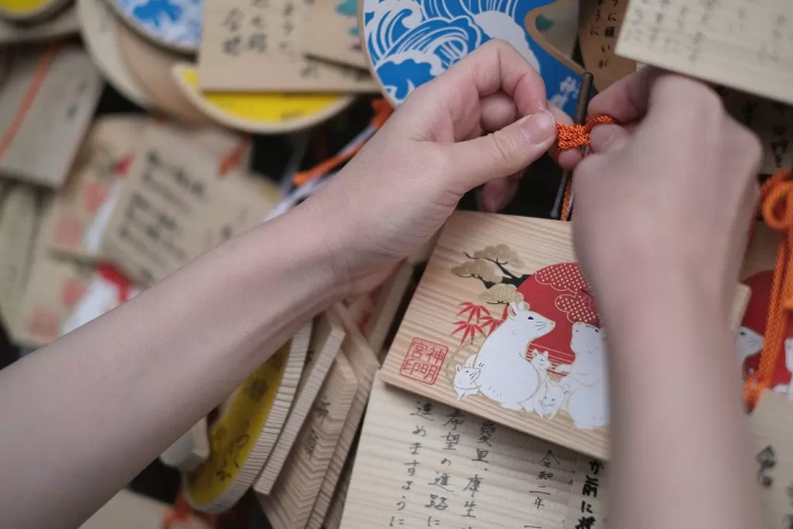 Hatsumode: Usher in Good Luck at a Shrine or Temple on New Year’s