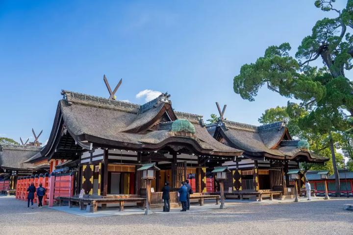 Hatsumode: Usher in Good Luck at a Shrine or Temple on New Year’s