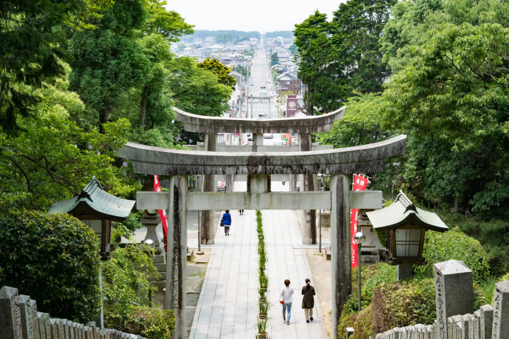 approac to shrine with many stone gates