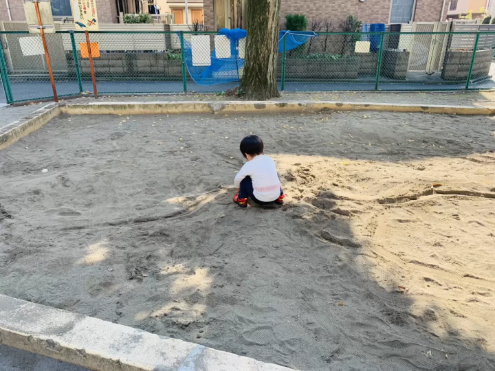 (아들, 떨어진 국자로 놀기 시작) 