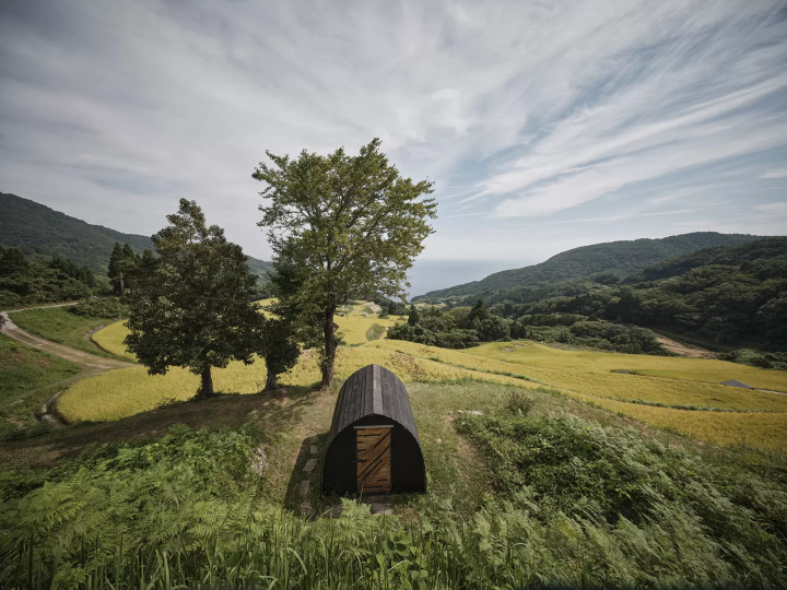 寺田芳雄“世阿弥彼岸号黄金巡游”2016 照片由 LINK UP PHOTOGRAPHY 提供 