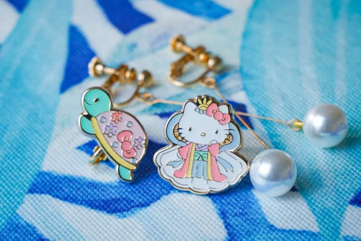 购买淡路岛上独有的可爱 Hello Kitty 商品！