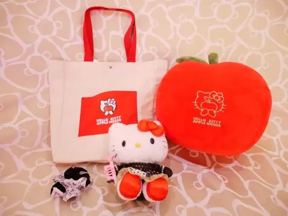 购买淡路岛上独有的可爱 Hello Kitty 商品！