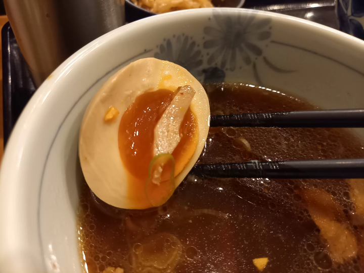 「Menjiru Shokuzen Kohichi」是一家可以讓您的胃和心都充滿善意的拉麵店。