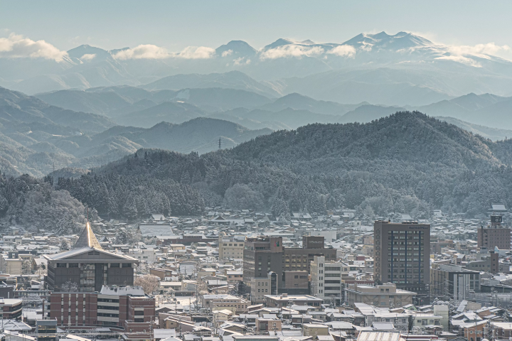 介紹以人氣觀光地「飛彈高山」為基地，從東京前往飛彈高山、金澤、白川鄉的交通方式。
