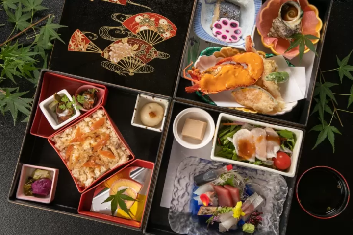 Enjoy natural hot springs with meals while relaxing in your room. [Day trip plan]