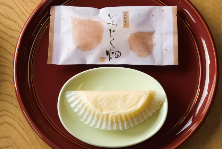 日本甜點工坊阿南的「無花果田」。當季採摘的新鮮無花果，經過多道工序製成紅豆沙，然後夾在半月形的海綿麵團中。 