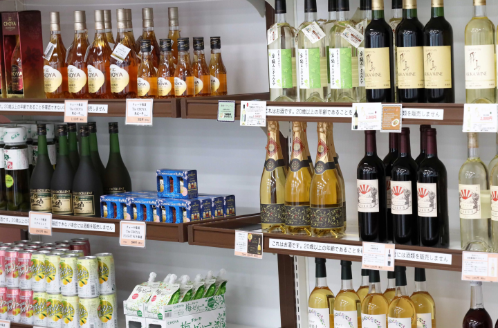 因為我們直接從河內葡萄酒和飛鳥葡萄酒進貨，所以我們提供各種各樣的葡萄酒。 