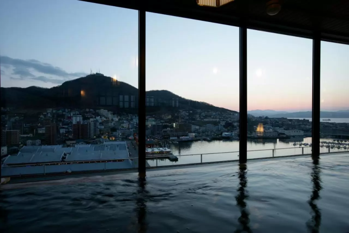 【2024最新】沈浸天然溫泉裡，夢幻港灣美景盡收眼底！感受函館魅力高評價住宿10選！