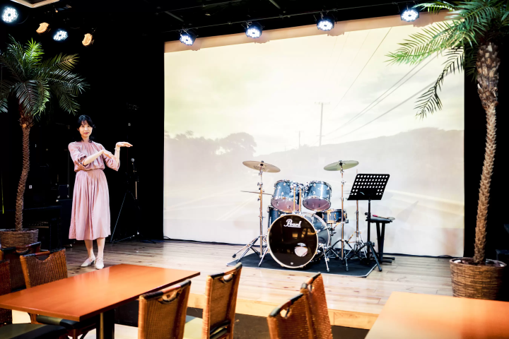 Delicious food and stage shows at Hawaiian Dining Bar Mahaloa