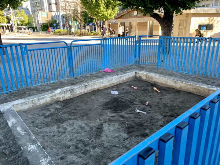 Located in front of the station, it's easily accessible! A beautiful park that attracts people of all ages [Sugiyama Park]