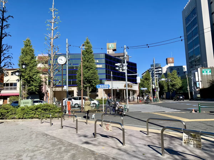 Located in front of the station, it's easily accessible! A beautiful park that attracts people of all ages [Sugiyama Park]