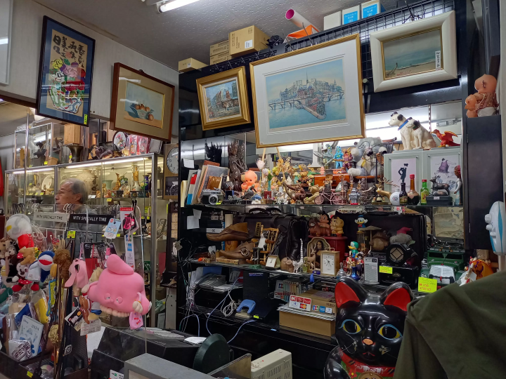 它就像一個小博物館。直方的回收店/古董店“Pavement”