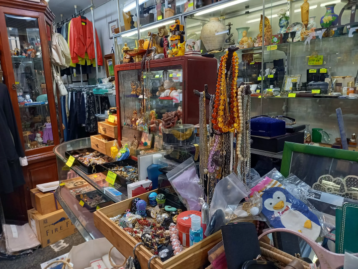 它就像一個小博物館。直方的回收店/古董店“Pavement”