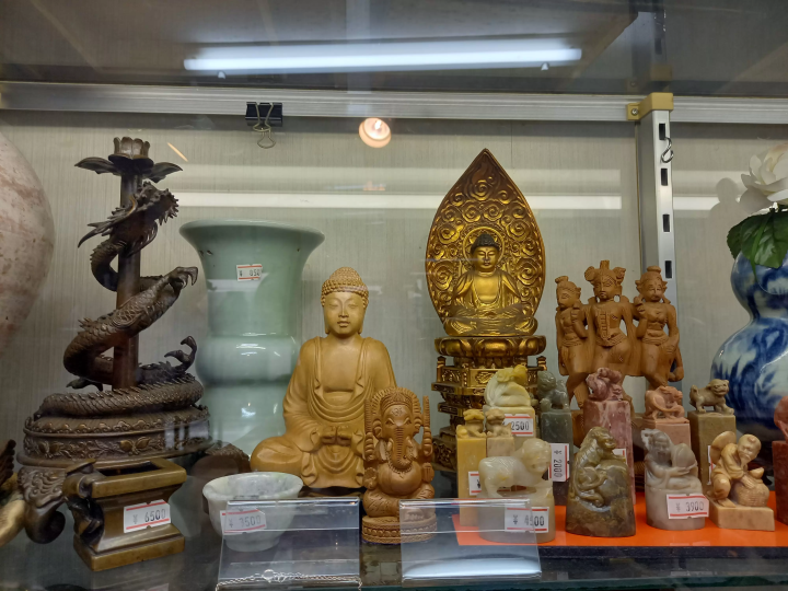 它就像一個小博物館。直方的回收店/古董店“Pavement”