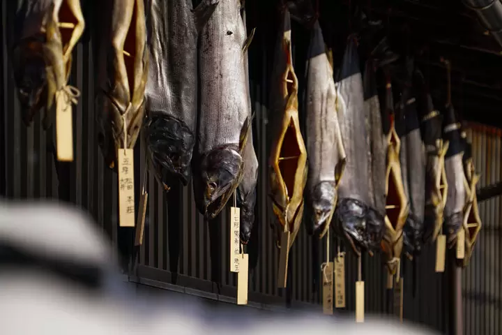 Salted salmon is hung under the eaves and left to dry in the cold wind (winter) 