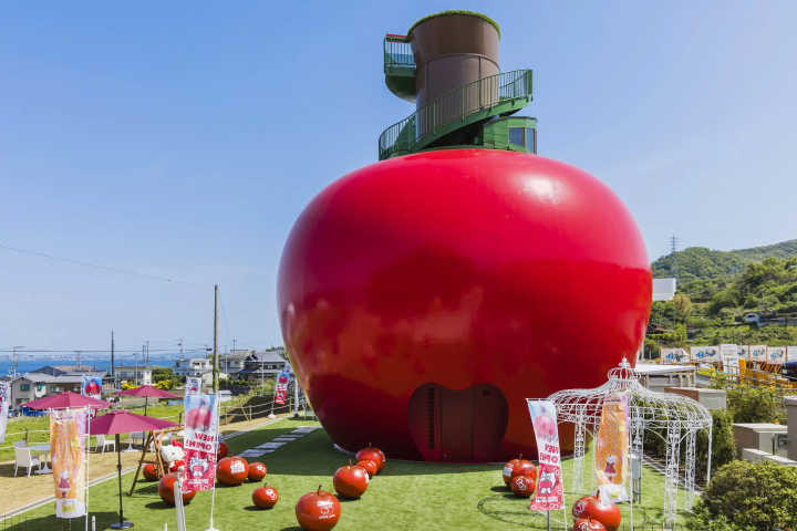 Hello Kitty on Awaji Island - A huge apple shop with a certain number of cards!