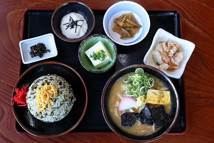 A restaurant where you can enjoy Aso's specialty "Takana rice" and Kumamoto's specialty "Dagojiru"