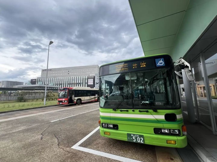 金沢駅港口のロータリーから「南砺金沢線」バスに乗車。約60分で城端駅前へ到着<br>