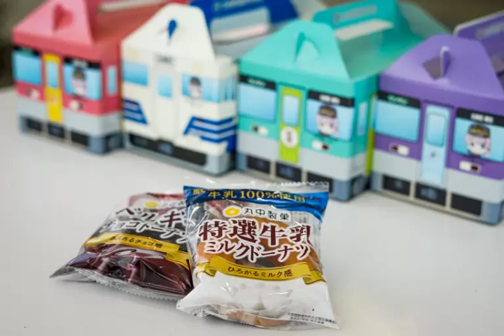 ▲There are two kinds of doughnuts inside the packages that look like train cars. 