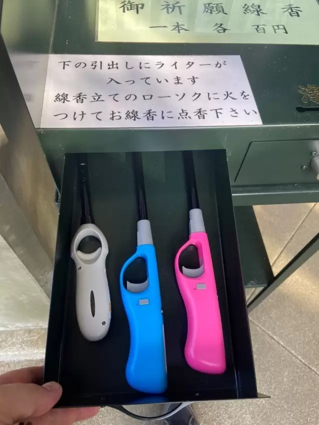 抽屜裡有打火機，可以點燃蠟燭。 