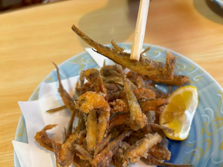 這是一道用油煎的小開口魚的菜餚。 