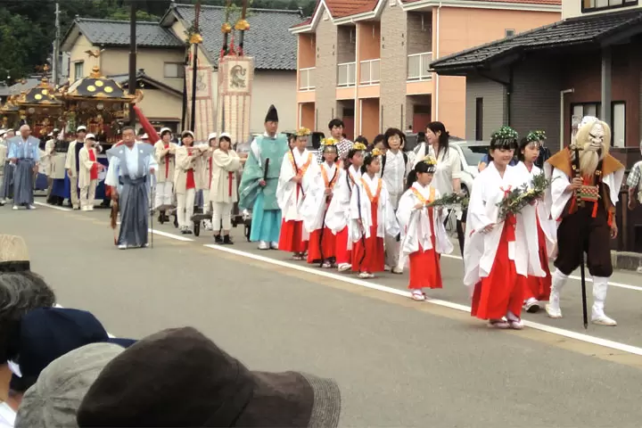 猿彦、巫女和儿童队伍 