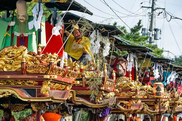 还要留意摊位二楼摆放的吉祥“车”。 