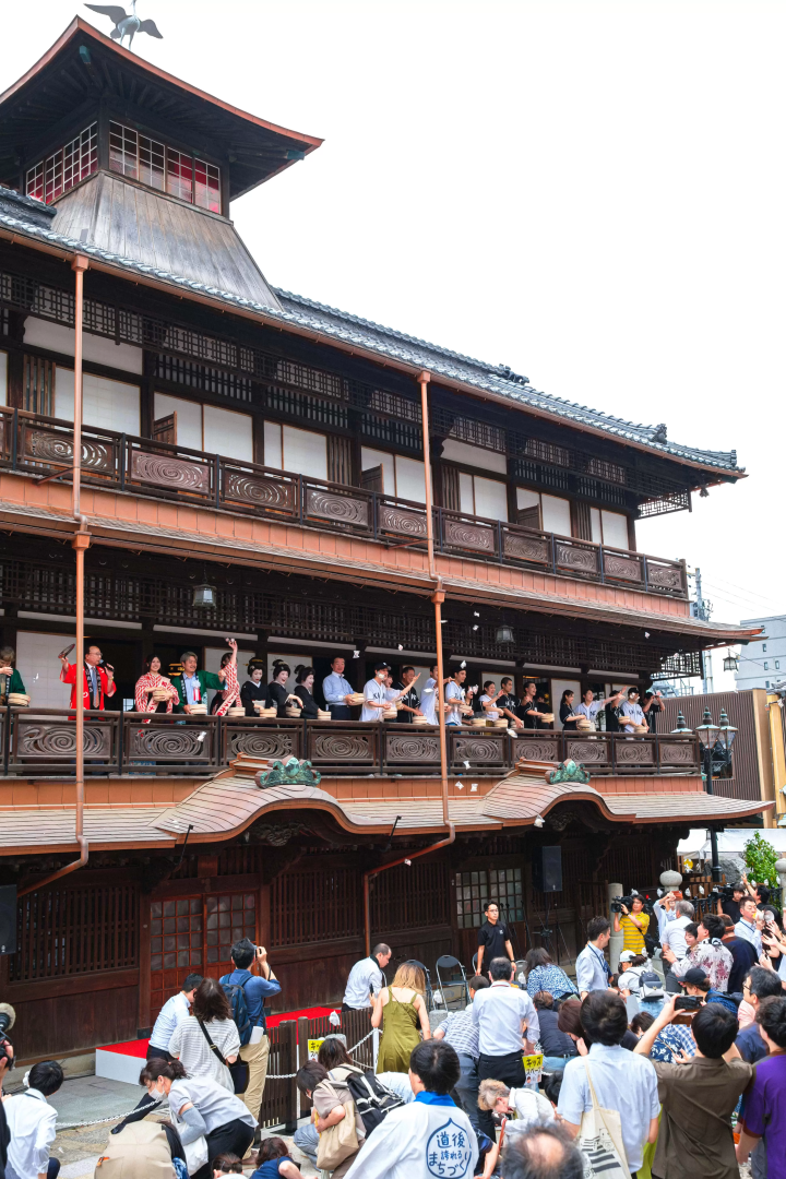 道後温泉の全館営業再開を記念して行われた餅まき 