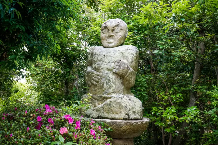 ▲綠意盎然的羅漢寺。入口處也有羅漢像