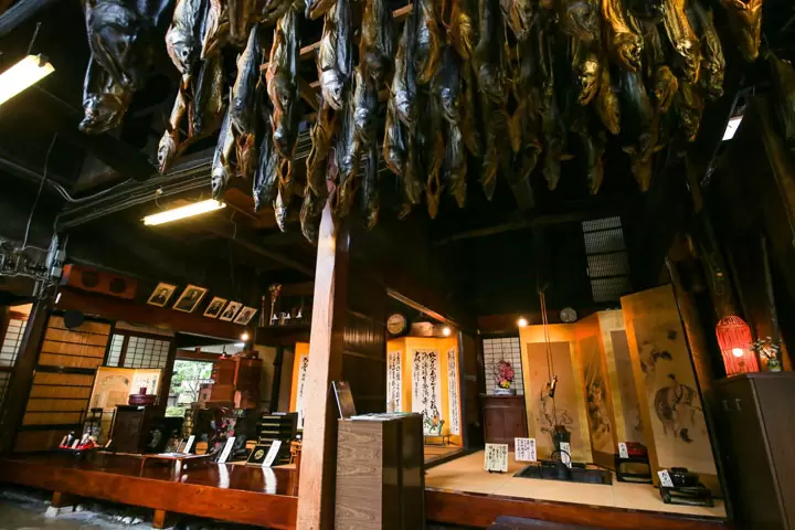 千年鲑鱼吉卡瓦（天花板上悬挂着约1,000条咸鲑鱼） 