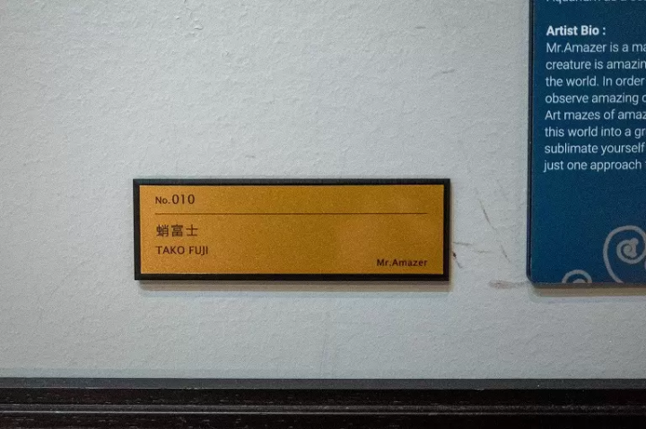 ▲Gold plates are placed beside each exhibit. Since there are some small pieces too, use these plates to locate them.