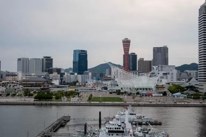 ▲ The observation deck is an open area from where you can see the whole Kobe’s bay area.