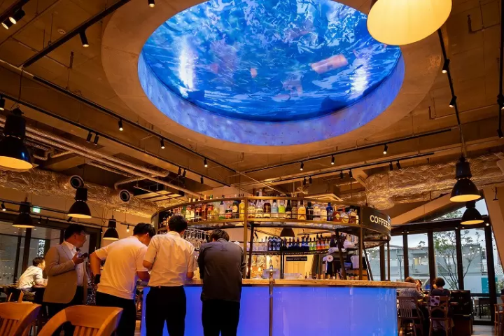 ▲Part of the ceiling of the food hall is connected to one of átoa’s water tanks. In the food hall, there are many restaurants that serve local cuisine such as Kobe beef.
