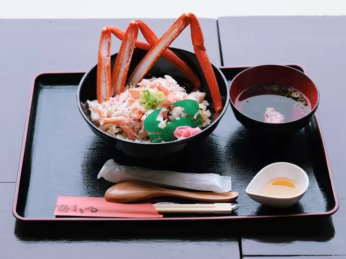 在“螃蟹工房丸屋”點原創的蟹蓋飯吧 