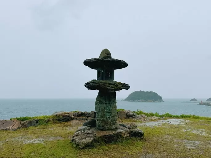 公園中央的美麗石燈籠和漂浮在其背景下的白石島 