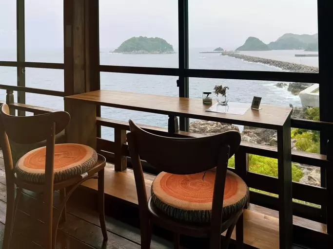 從“古民家咖啡館&出租空間岡見”眺望美麗的大海 