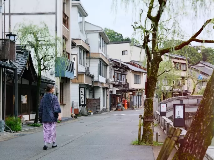沿着大溪川静静地散步清晨 