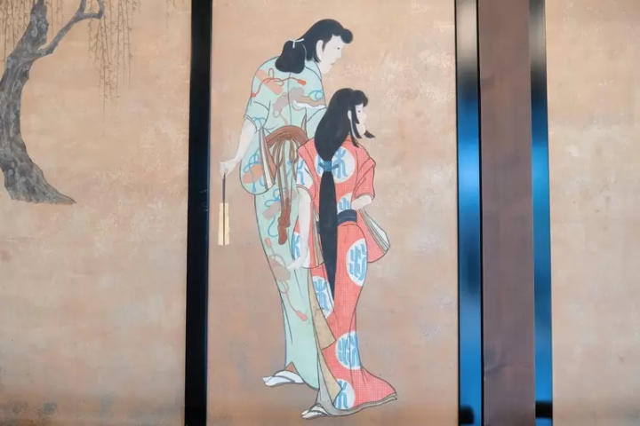 在“御所之汤”的休息室区域,排列着美丽描绘的屏风 