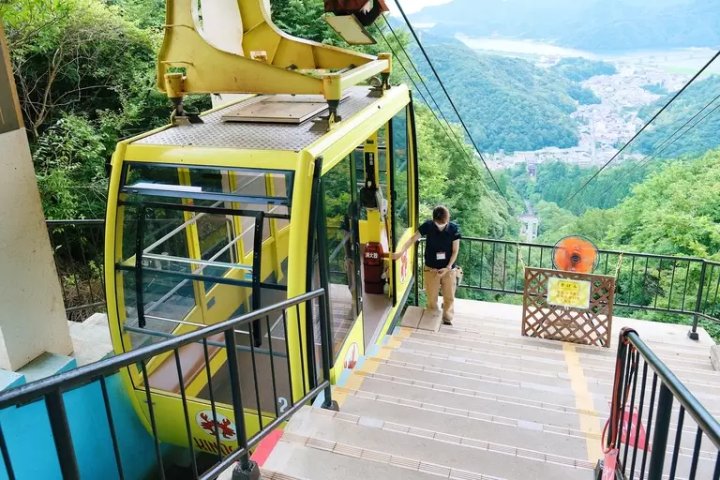 在城崎温泉索道登上大师山顶 