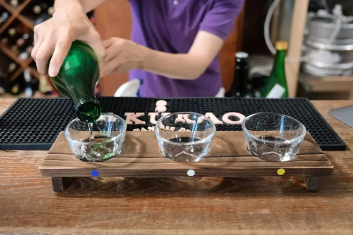 坂本屋酒店提供了500日元的套餐,可以用3种酒杯享受当地日本酒的套餐 