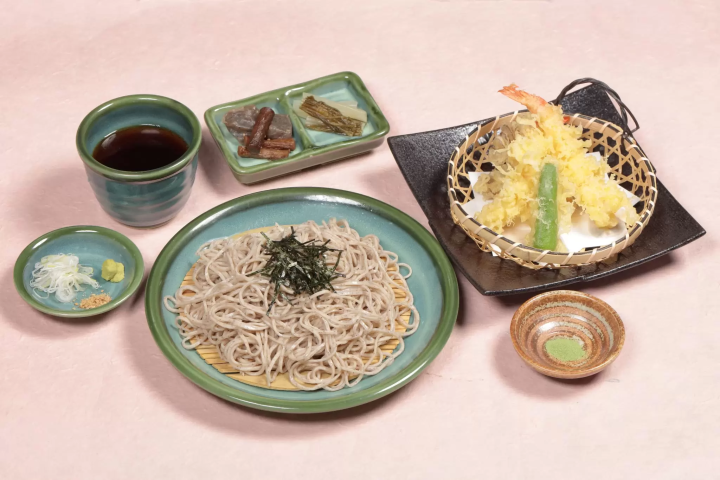 We use Japanese soba noodles from a local noodle factory. Enjoy the crispy tempura with matcha salt or soba sauce. 