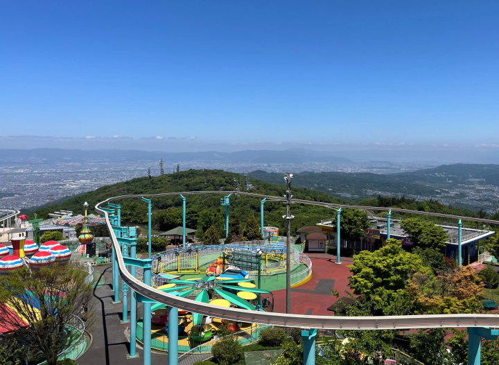 【12月20日和21日开放】从大阪出发，仅需45分钟即可抵达生驹山上游乐园，免费入场。